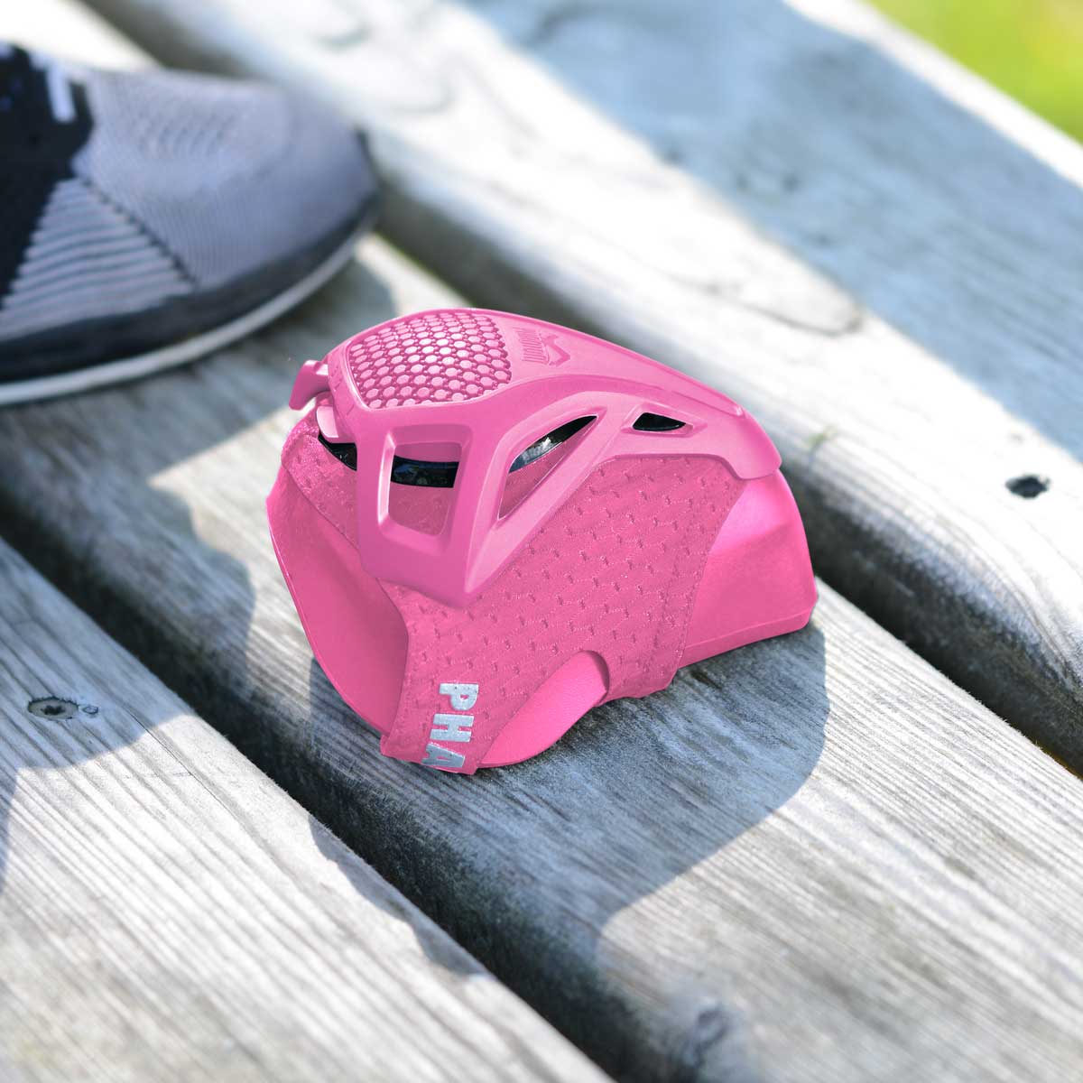 Die Phantom Trainingsmaske trainiert deine Atemmuskulatur und bietet dir somit ein funktionales Training um deine Fitness aufs nächste Level zu heben. Jetzt auch in der Farbe Pink.