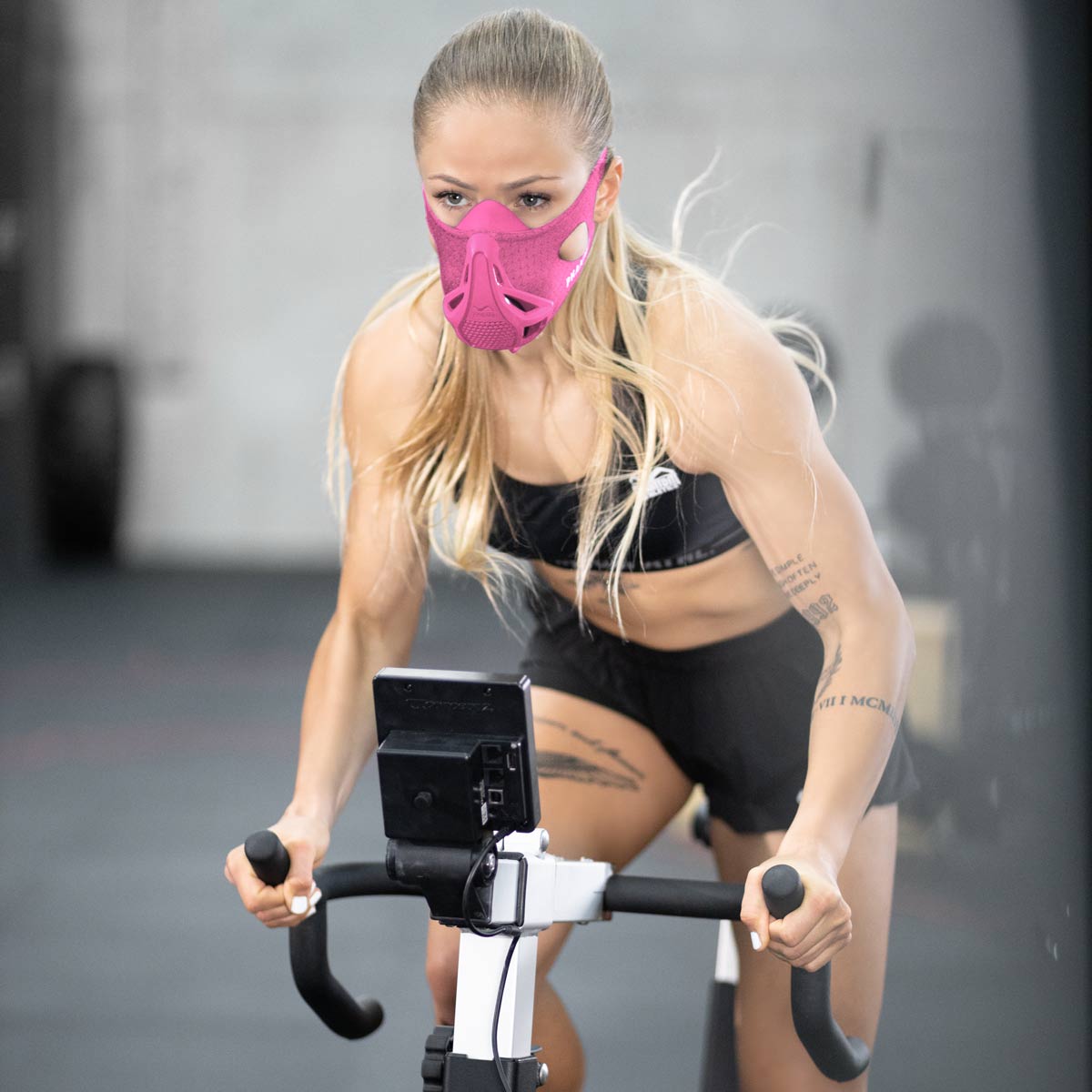 Kickbox Weltmeisterin Stelle Hemetsberger beim Training mit der Phantom Trainingsmaske. Die Phantom Trainingsmaske trainiert die Atemmuskulatur und hilft Sportlern somit eine bessere Kondition und Ausdauer zu bekommen. Jetzt auch in der Farbe Pink.