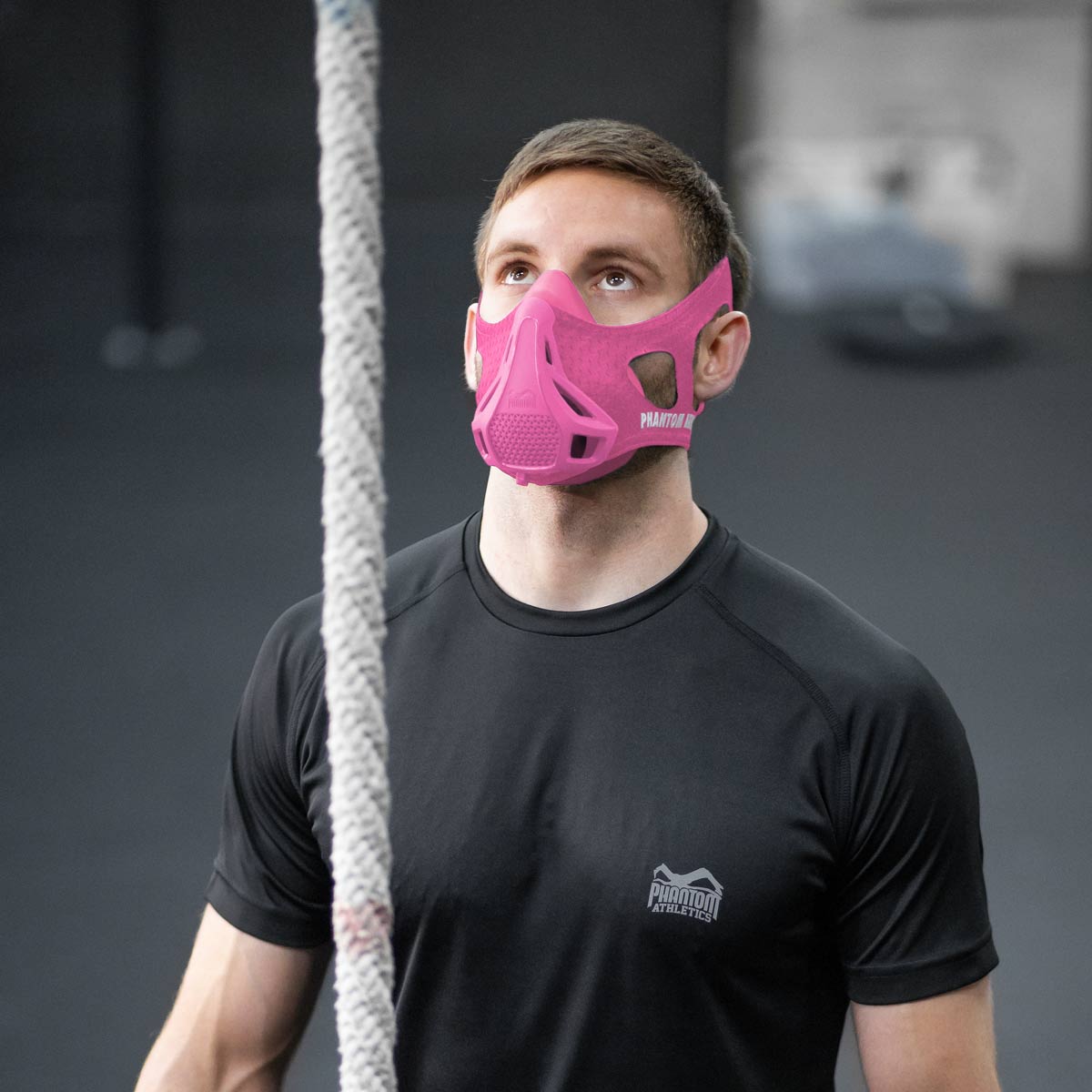Crossfit Athlet Jakob Weber beim Training mit der Phantom Trainingsmaske. Sie trainiert seine Atemmuskulatur und sorgt so für eine bessere Ausdauer und Kondition im Sport. Jetzt auch in der Farbe Pink.