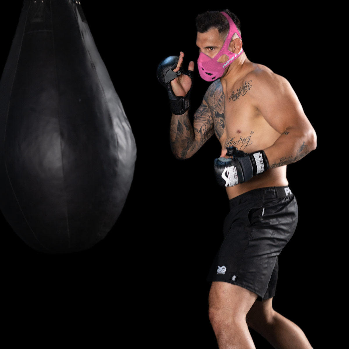 UFC Star Aleks Rakic beim Training am Sandsack mit der Phantom Trainingsmaske. Jetzt auch in der Farbe Pink.