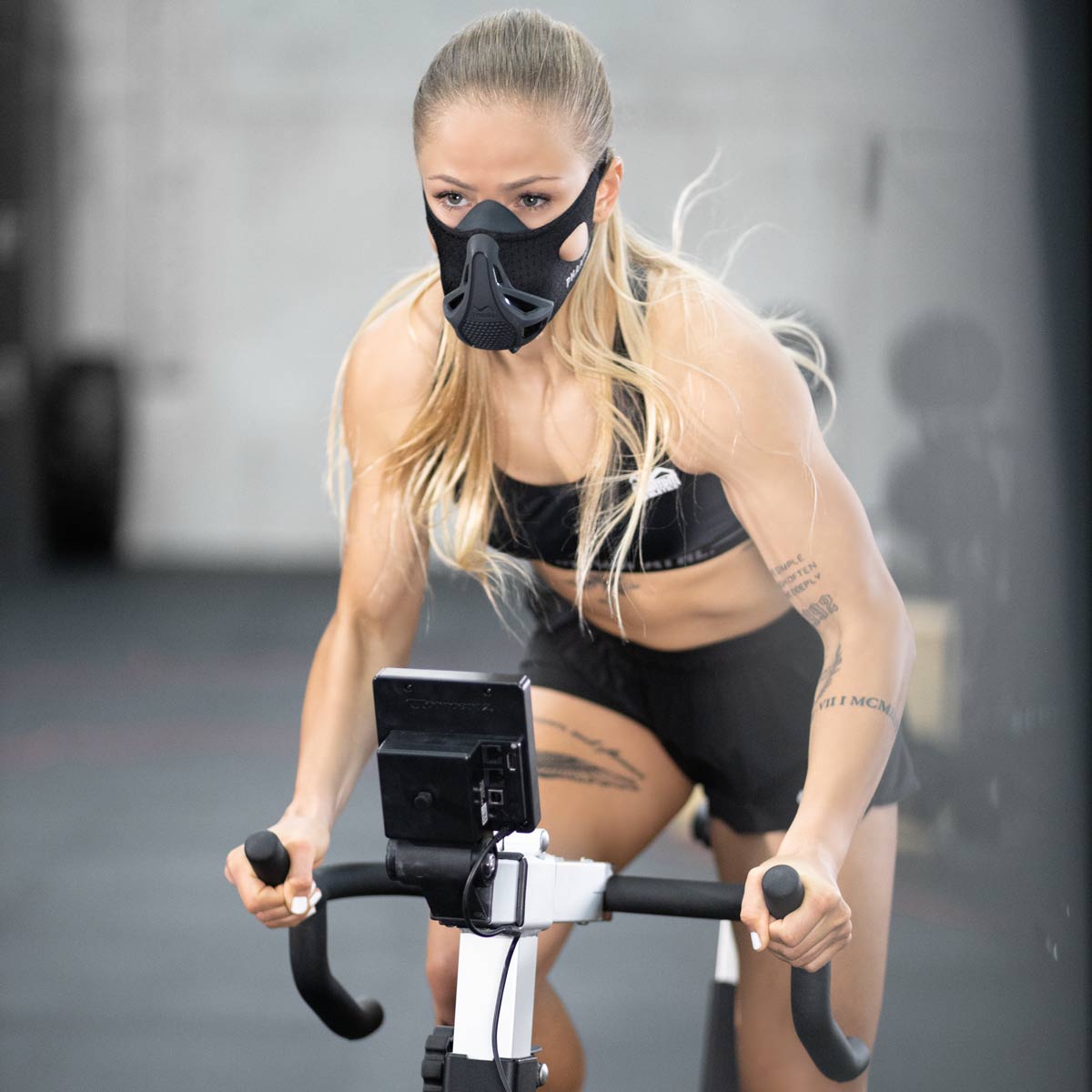 Kickbox Weltmeisterin Stelle Hemetsberger beim Training mit der Phantom Trainingsmaske. Die Phantom Trainingsmaske trainiert die Atemmuskulatur und hilft Sportlern somit eine bessere Kondition und Ausdauer zu bekommen.