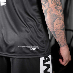 UFC Fighter Aleksandar Rakic beim Training mit dem Phantom Apex Trainingsshirt. Ideal auch für deinen Kampfsport.