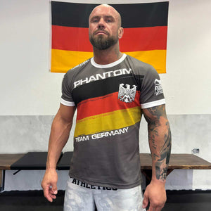 Das Phantom Athletics Trainingsshirt EVO Germany überzeugt durch ergonomischen Schnitt und feuchtigkeitsableitende Technologie. Perfekt für dein MMA-Training oder Sparring-Einheiten.