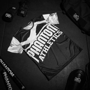 Das Rashguard Warfare Urban Camo von Phantom Athletics ist ideal für intensives Training in MMA, BJJ und Grappling. Das strapazierfähige Material schützt die Haut vor Reibung und die enge Passform unterstützt die Muskulatur optimal. Das moderne Urban-Camo-Design verleiht dem Rashguard einen kraftvollen Look.