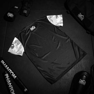 Entwickelt für MMA, Nogi und BJJ, bietet das Rashguard Warfare Urban Camo zuverlässigen Schutz und Komfort für harte Trainingseinheiten. Das atmungsaktive Material hält den Körper angenehm trocken, während die Kompression die Muskeln stabilisiert. Das Urban-Camo-Muster ist ein stylischer Hingucker.