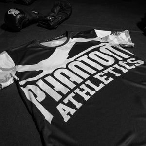 Das Rashguard Warfare Urban Camo schützt Sportler vor Hautabschürfungen und ist ideal für Grappling und Ringen. Die Kompressionspassform fördert die Durchblutung und unterstützt die Muskeln während intensiver Einheiten. Das Urban-Camo-Design bringt modernen Stil ins Training.