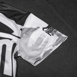 Die atmungsaktive und schnelltrocknende Struktur des Rashguard Warfare Urban Camo bietet hohen Komfort für MMA und BJJ. Die Kompression stabilisiert die Muskeln und hilft, Ermüdung zu reduzieren. Das Urban-Camo-Muster verleiht dem Rashguard einen modernen Look.