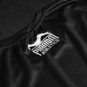 Mit einer strapazierfähigen Passform schützt das Rashguard Warfare Urban Camo vor Hautirritationen und bietet Halt für Training im BJJ und Grappling. Das eng anliegende Material passt sich optimal an und unterstützt die Regeneration der Muskeln. Das Urban-Camo-Design kombiniert Stil und Funktionalität.