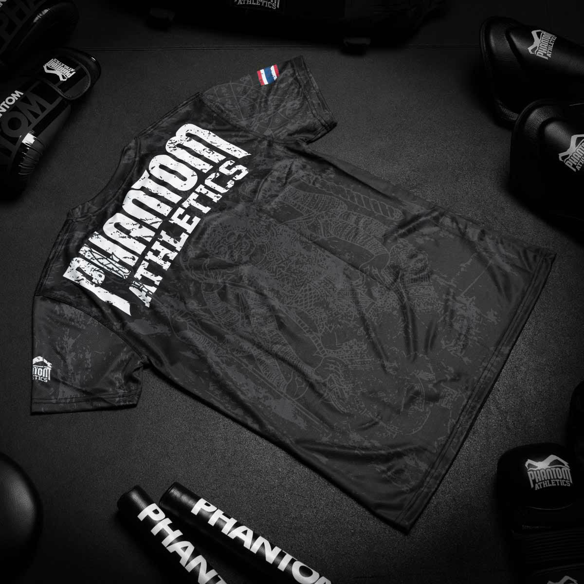 Phantom EVO Trainingsshirt im Muay Thai Design für Kampfsport Training. Mit thailändischer Schrift und Sak Yant Grafiken. Hochwertiger Sublimationsdruck für eine lange Lebensdauer.