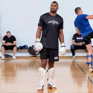 UFC_Star_Alistair_Overeem_Phantom Athletics Training Shirt Muay Thai, ideal für intensives Kampfsporttraining. Dieses hochwertige Shirt kombiniert atmungsaktive Materialien mit einem sportlichen Design, perfekt für Muay Thai und andere Kampfsportarten.