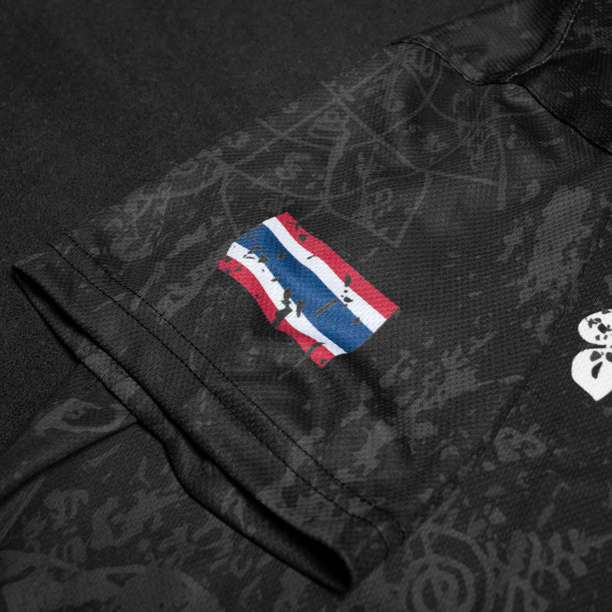 Phantom EVO Trainingsshirt im Muay Thai Design für Kampfsport Training. Mit thailändischer Schrift und Sak Yant Grafiken und thailändischer Flagge.