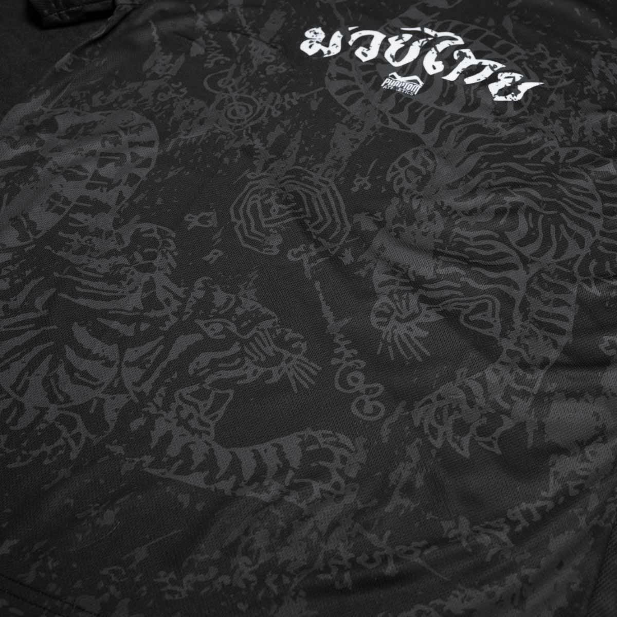 Phantom EVO Trainingsshirt im Muay Thai Design für Kampfsport Training. Mit thailändischer Schrift und Sak Yant Grafiken. Hochwertiger Sublimationsdruck für eine lange Lebensdauer.