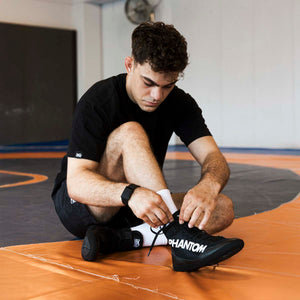 Phantom Athletics Combat Wrestling-Schuhe in Schwarz bieten maximale Bewegungsfreiheit und Stabilität für ambitionierte Grappling- und MMA-Athleten.