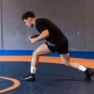 Hochwertige Kampfsportschuhe Phantom Athletics in Schwarz mit atmungsaktivem Material und bequemer Passform für professionelle Kampfsportler.