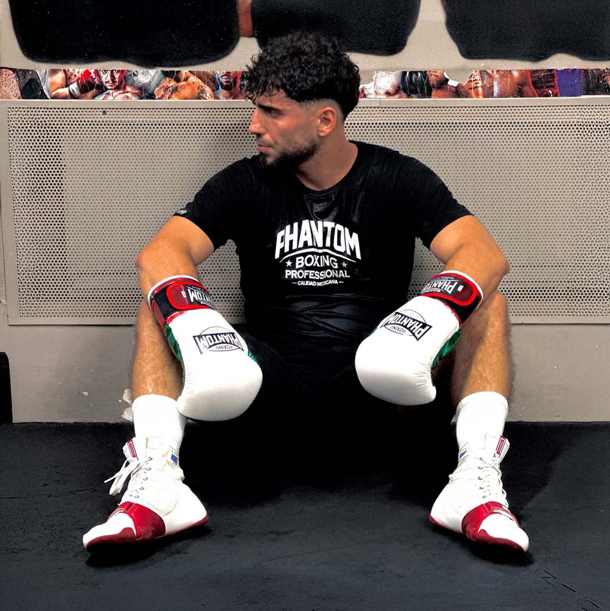 Hochwertiges Phantom Athletics T‑Shirt Boxing in schlichtem Schwarz, ideal für tägliche Trainings‑ und Gym‑Sessions im Boxen, MMA oder Kickboxen mit atmungsaktivem Material für angenehmes Körperklima auch bei intensivem Training. Das sportliche Shirt bietet optimale Bewegungsfreiheit bei Sparring, Technik‑ und Kraftübungen. Ein Premium‑Training‑Shirt für ambitionierte Kampfsportler.