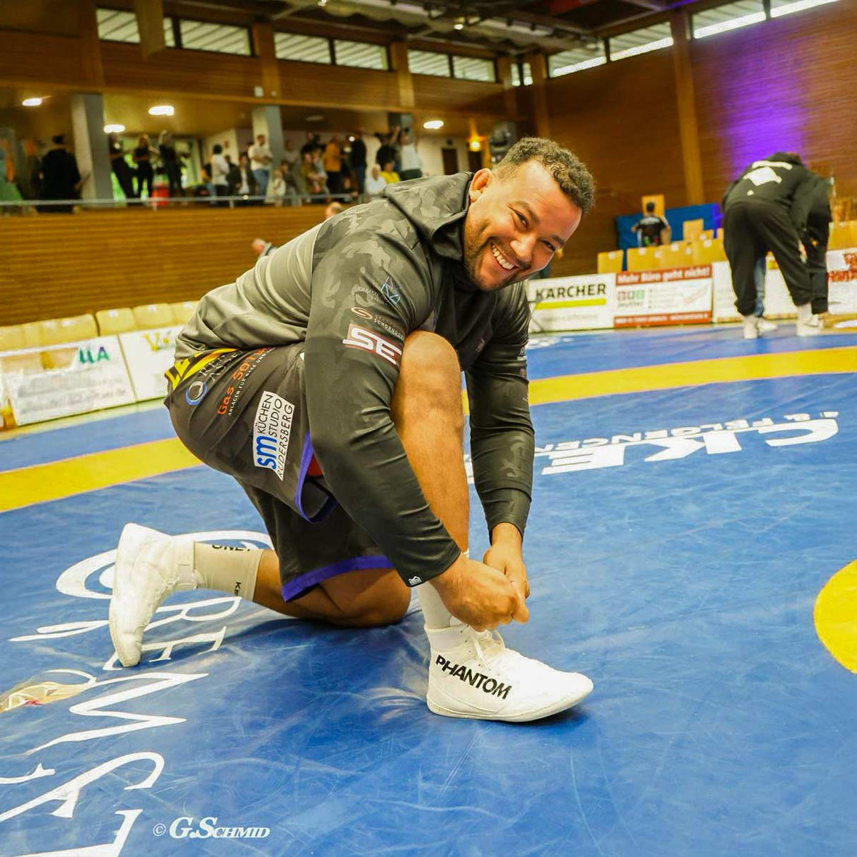 Die weißen Wrestling Shoes Phantom Combat bieten optimalen Grip und Stabilität für intensives MMA-, Grappling- und Ringertraining. Hochwertige Materialien sorgen für maximalen Komfort und Performance.