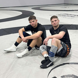 Schwarze Phantom Athletics Ringerschuhe COMBAT, entwickelt für Wettkampf und Training im Ringen, Grappling und MMA, bieten hervorragenden Grip und hervorragende Kontrolle auf der Matte durch die speziell angepasste Split‑Sohle. Das atmungsaktive Mesh‑Material sorgt für ein trockenes Fußklima und optimalen Komfort bei intensiven Kampfsport‑Sessions, während Schnürung plus Klettverschluss sicheren Halt garantieren. Diese Premium‑Schuhe vereinen Performance, Stabilität und Stil für ambitionierte Athleten.
