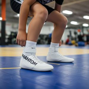 Phantom Athletics COMBAT Ringerschuhe für Kinder (Weiß) – sicherer Halt und optimale Traktion beim Grappling.