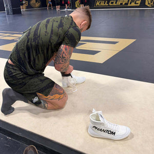 Diese hochwertigen Kampfsportschuhe von Phantom Athletics überzeugen durch atmungsaktives Mesh-Material und stabilen Halt durch Schnürung mit Klettverschluss für sichere Bewegungen auf der Matte. Ideal für Jiu-Jitsu, Sparring und anspruchsvolles Kampfsport-Training mit maximalem Komfort und Stabilität.