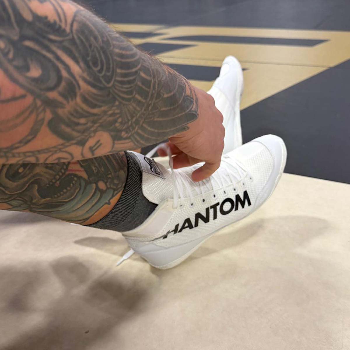 Die Phantom Athletics Wrestling Shoes Combat in Weiß bieten maximale Performance für intensives Grappling, MMA und Ringen dank ihrer leichten Bauweise und hervorragenden Bodenhaftung. Die spezielle Split-Sohle sorgt für optimale Kontrolle und schnelle Richtungswechsel im Training und Wettkampf.