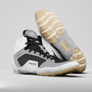 Dank ihrer leichten Bauweise und der flexiblen Sohle sind die Phantom Athletics Wrestling-Schuhe ideal für schnelle Takedowns und präzise Bewegungsabläufe. Die graue Farbe sorgt für einen modernen, professionellen Look.