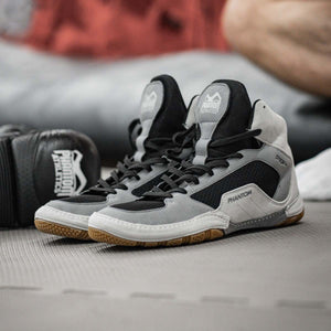 Die Phantom Athletics Ringerschuhe für Kinder in Grau bieten sicheren Halt bei jeder Bewegung. Sie sind ideal für Nachwuchssportler, die im Ringen erste Erfahrungen sammeln.