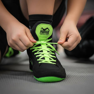 Mit ihrer rutschfesten Sohle und ergonomischen Passform gewährleisten die Phantom Athletics Kinder-Ringerschuhe Tactic in Neon sicheren Stand und Bewegungsfreiheit auf der Matte.