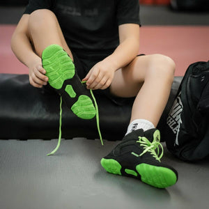 Die leichten und strapazierfähigen Phantom Athletics Kinder-Ringerschuhe Tactic in Neon sind speziell für die Bedürfnisse von Nachwuchssportlern entwickelt und bieten Komfort bei jeder Bewegung.