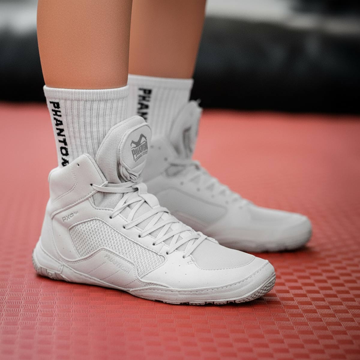 Die Phantom Athletics Kinder-Ringerschuhe Tactic in Weiß bieten jungen Athleten optimalen Halt und Flexibilität für intensives Training und Wettkämpfe im Ringen, Grappling und MMA.