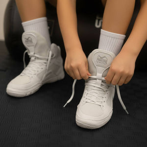 Die Phantom Athletics Kinder-Ringerschuhe Tactic in Weiß zeichnen sich durch ihr leichtes Material und die flexible Passform aus, ideal für schnelle Bewegungen im Training und Wettkampf.