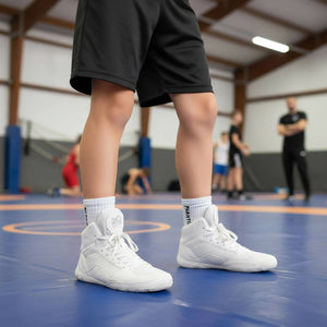 Die leichten und strapazierfähigen Phantom Athletics Kinder-Ringerschuhe Tactic in Weiß sind speziell für die Bedürfnisse von Nachwuchssportlern entwickelt und bieten Komfort bei jeder Bewegung.