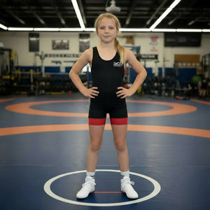 Mit ihrer rutschfesten Sohle und ergonomischen Passform gewährleisten die Phantom Athletics Kinder-Ringerschuhe Tactic in Weiß sicheren Stand und Bewegungsfreiheit auf der Matte.