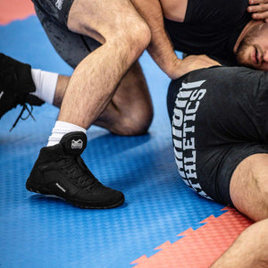 Robuste und stylische Phantom Tactic Ringerschuhe mit atmungsaktivem Material. Optimal geeignet für intensive Trainingseinheiten und Wettkämpfe.