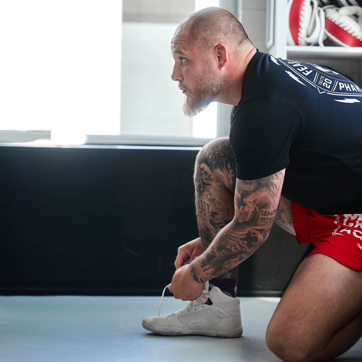 Phantom Athletics Fusion-R Fightshorts „Make MMA Great Again“ in limitierter Edition: Ergonomischer Schnitt, komfortabler Bund und hochwertiger Ripstop-Stoff sorgen für Langlebigkeit und Bewegungsfreiheit – kombiniert mit einem auffälligen Statement-Print für Stil im Ring.