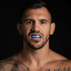 Der blaue  Apex Zahnschutz von Phantom Athletics schützt zuverlässig vor Schlägen und Stößen im Training. Mit seiner ergonomischen Passform und der Boil & Bite-Technologie lässt er sich individuell anpassen und bietet hohen Tragekomfort. Perfekt für ambitionierte Kampfsportler.