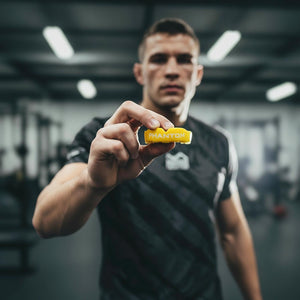 Der Phantom Athletics Apex Mundschutz in Gelb bietet zuverlässigen Schutz für Kampfsportler in Disziplinen wie MMA, Boxen und Kickboxen. Dank der zweilagigen Konstruktion mit anpassbarem Gel-Kern sorgt er für optimalen Sitz und Komfort. Ideal für intensives Training und Sparring.