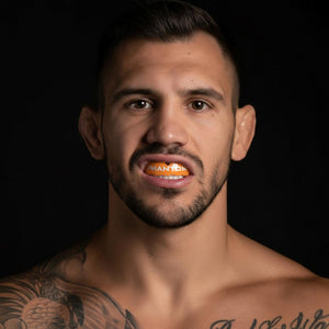 Der orange Apex Zahnschutz von Phantom Athletics schützt zuverlässig vor Schlägen und Stößen im Training. Mit seiner ergonomischen Passform und der Boil & Bite-Technologie lässt er sich individuell anpassen und bietet hohen Tragekomfort. Perfekt für ambitionierte Kampfsportler.