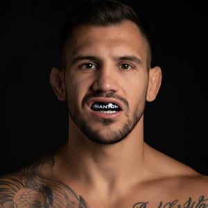 Der schwarze Apex Zahnschutz von Phantom Athletics schützt zuverlässig vor Schlägen und Stößen im Training. Mit seiner ergonomischen Passform und der Boil & Bite-Technologie lässt er sich individuell anpassen und bietet hohen Tragekomfort. Perfekt für ambitionierte Kampfsportler.