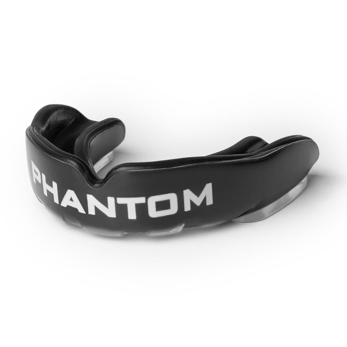 Athleten im Boxen, Kickboxen oder BJJ vertrauen auf den Phantom Athletics Mundschutz Apex in Schwarz. Er schützt zuverlässig vor Verletzungen und ist angenehm zu tragen.