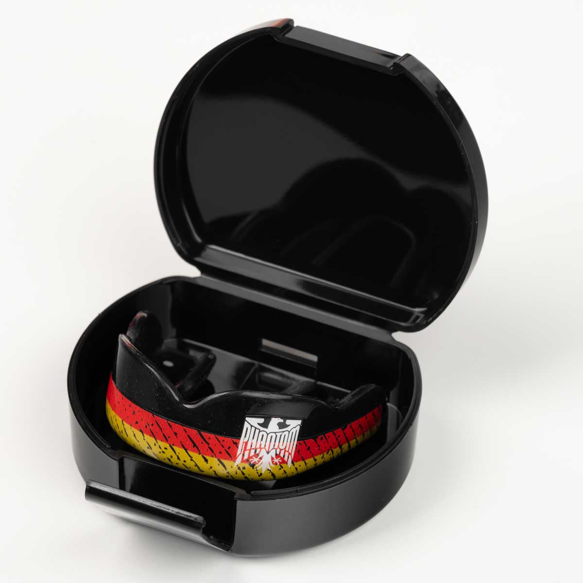 ELITE German Flag Zahnschutz von Phantom Athletics – professionelle Schutz‑Ausrüstung für ambitionierte Kampfsportler, mit zuverlässigem Schutz vor Zahn‑ und Kieferverletzungen bei Schlägen oder Stößen.