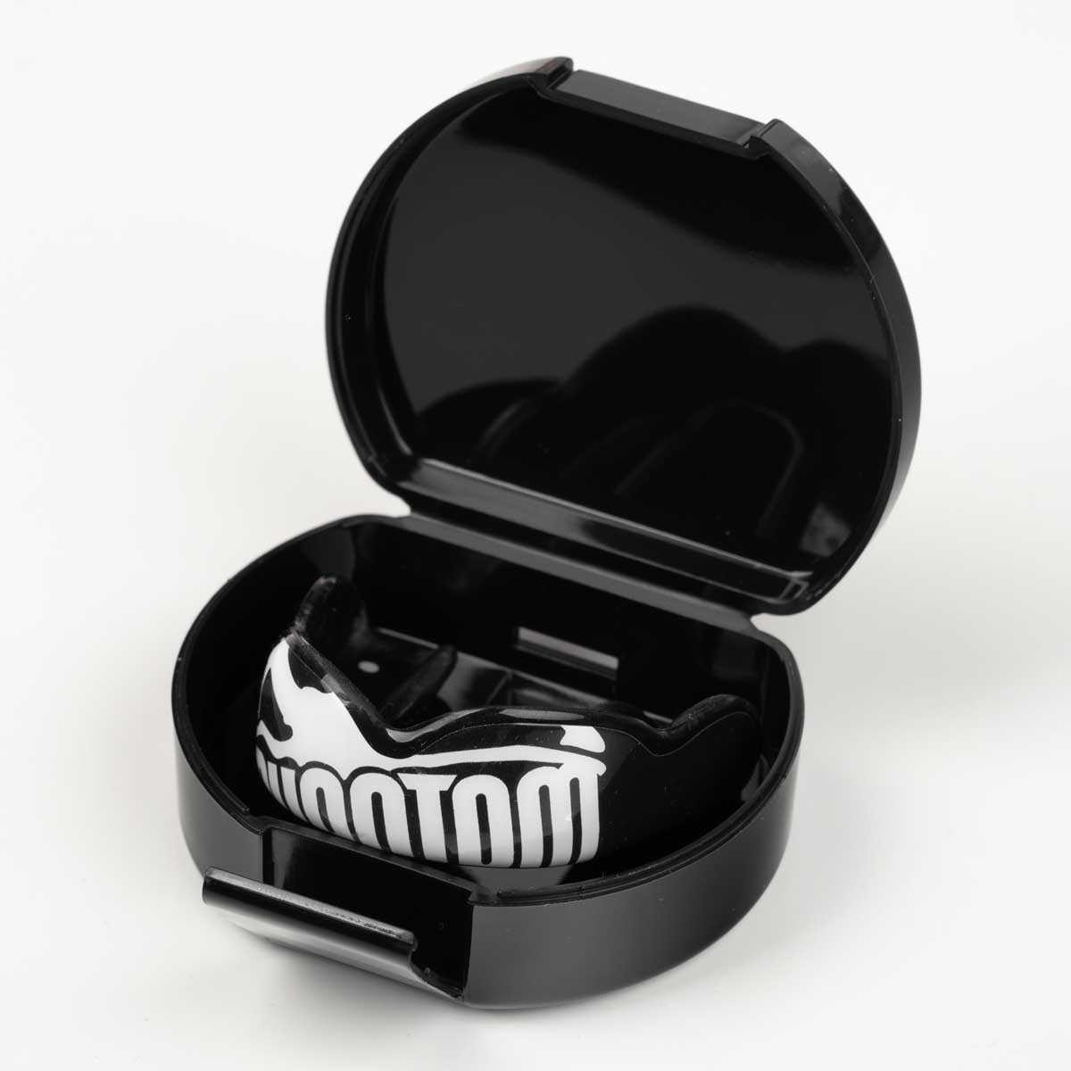 Phantom Athletics ELITE Supporter – ergonomisch geformter Zahnschutz, der Lippen, Wangen und Zähne bei Schlägen oder Ellbogen‑Treffern schützt, damit du dich voll auf Technik und Leistung konzentrieren kannst.