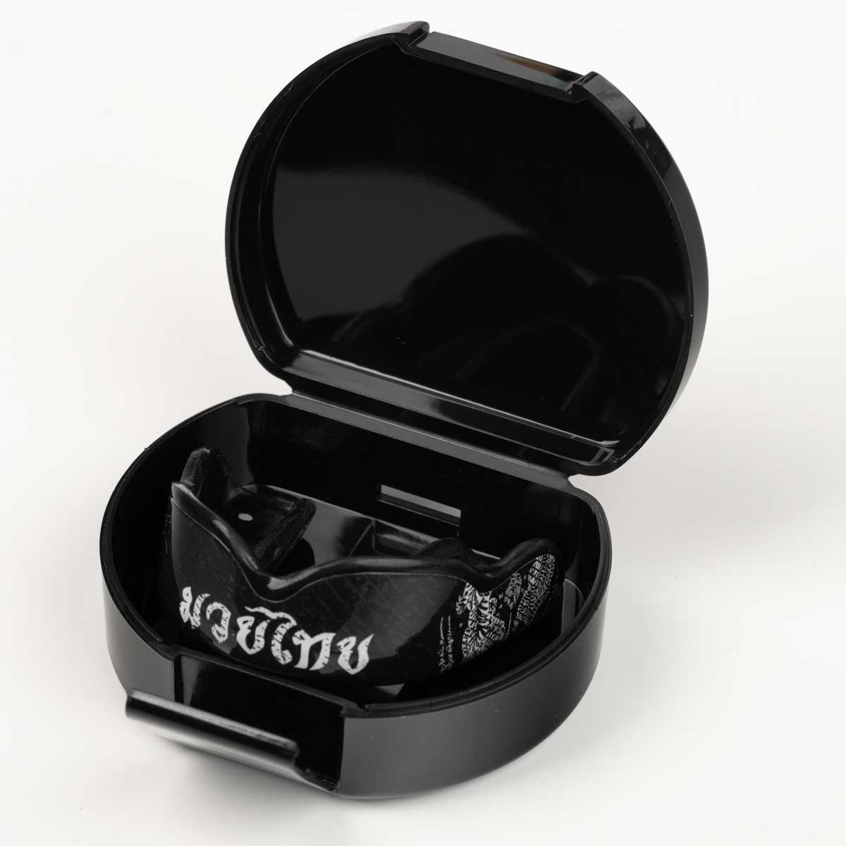 ELITE SAK YANT Mundschutz von Phantom Athletics – ergonomisch geformter Zahnschutz für Kampfsportler, der auch bei Grappling, Clinch oder Bodenkampf zuverlässig Schutz bietet. Ideal für alle, die Wert auf Sicherheit, Komfort und ein stylisches Sak‑Yant‑Design legen.