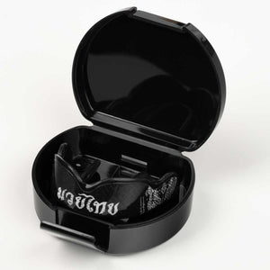 ELITE SAK YANT Mundschutz von Phantom Athletics – ergonomisch geformter Zahnschutz für Kampfsportler, der auch bei Grappling, Clinch oder Bodenkampf zuverlässig Schutz bietet. Ideal für alle, die Wert auf Sicherheit, Komfort und ein stylisches Sak‑Yant‑Design legen.