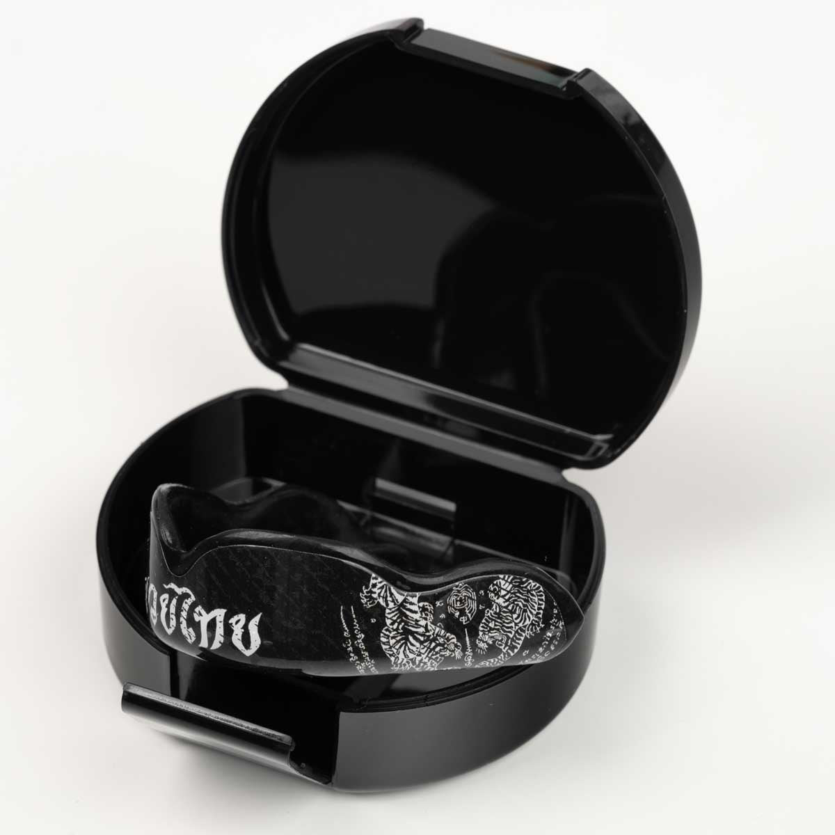 Phantom Athletics ELITE SAK YANT Mouthguard – langlebiger, stoßabsorbierender Schutz für Zähne und Mundraum beim Sparring oder Wettkampf in MMA, Kickboxen oder Muay Thai. Komfortabel tragbar und einfach anzupassen.