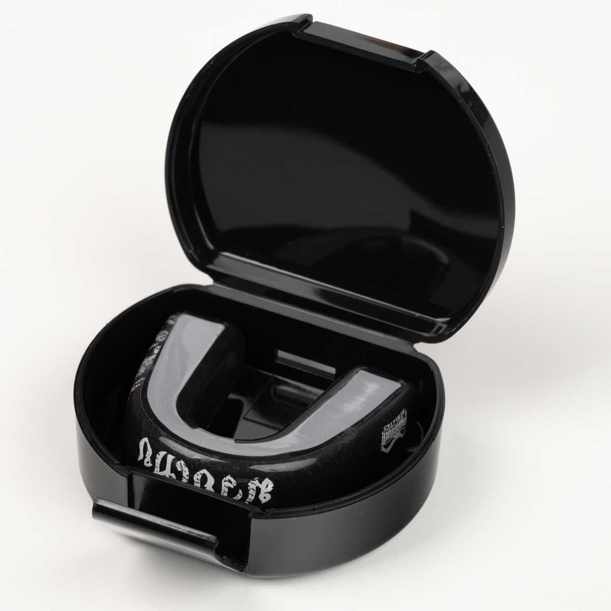 ELITE SAK YANT Zahnschutz von Phantom Athletics  – speziell entwickelt für Mixed Martial Arts & Muay Thai Kämpfer, schützt bei harten Treffern Zähne, Kiefer sowie Wangen und minimiert das Risiko von Zahn‑, Lippen‑ oder Mundschleimhautverletzungen.