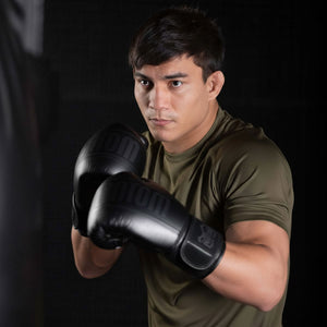 Phantom Athletics Boxhandschuhe MT‑Pro Blackout Edition, hochwertige Kampfsport‑Handschuhe für intensives Muay Thai, Boxen und MMA‑Training mit robuster Polsterung und sicherem Handgelenk‑Support für Sparring und Schlagtechnik.