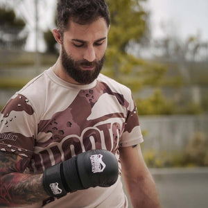 Mit seinem ergonomischen Schnitt und der schweißableitenden Technologie sorgt das EVO Desert Camo Shirt für maximalen Komfort und Bewegungsfreiheit bei jeder Trainingseinheit.