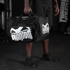 Phantom Athletics Gymbag Team, die ideale Sporttasche für MMA, Kickboxen und Grappling. Mit großzügigem Stauraum und einem modernen Look ist sie ein verlässlicher Begleiter für jede Trainingseinheit.
