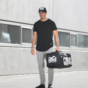 Phantom Athletics Gymbag Team, speziell für Kampfsportler konzipiert. Mit langlebiger Verarbeitung und durchdachter Aufteilung bietet sie Platz für Handschuhe, Ringerschuhe und weiteres Zubehör, ideal für unterwegs.