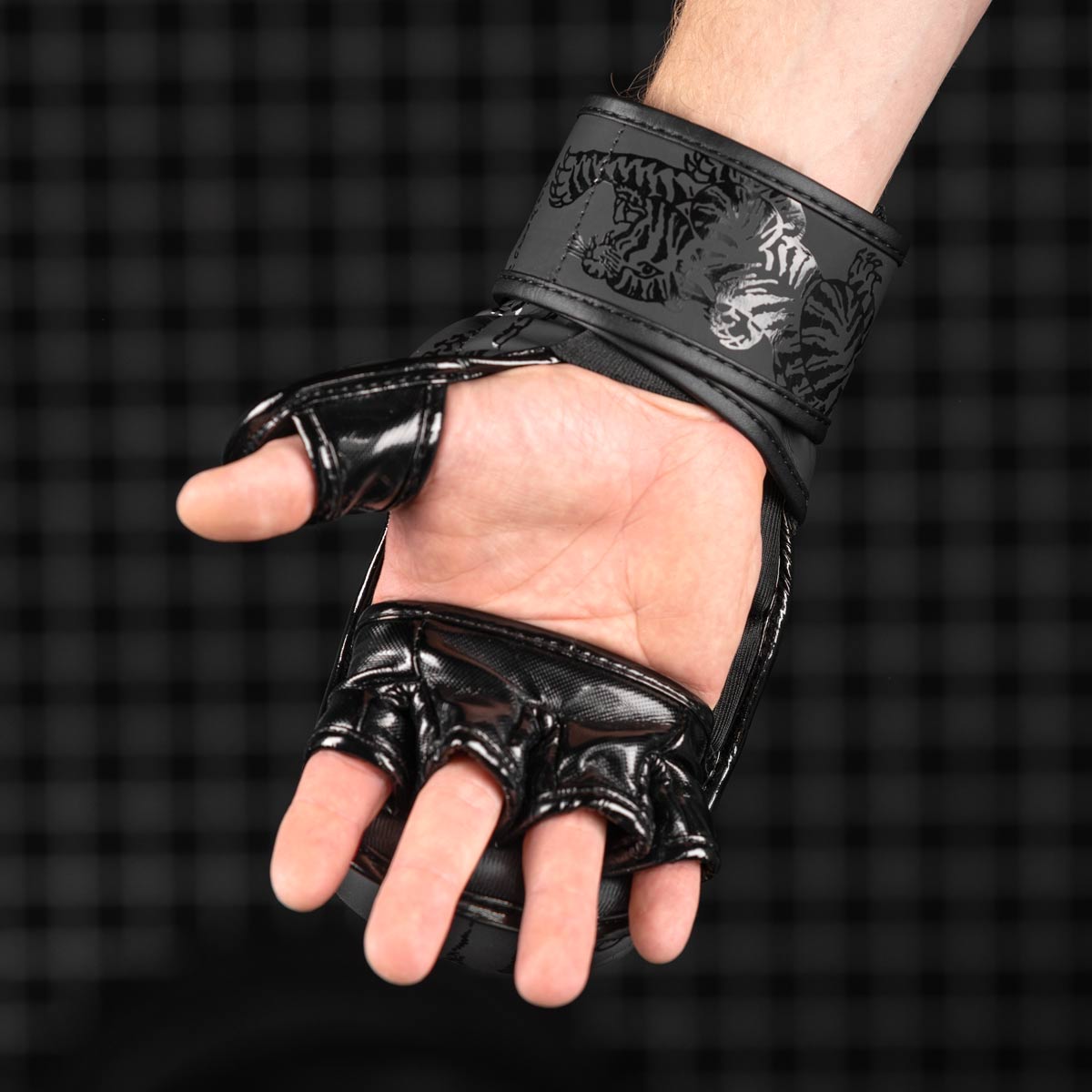 Die Phantom Muay Thai Sparringshandschuhe verfügen über eine perfekte Passform und eine offene Handfläche um Greifen zu können. 